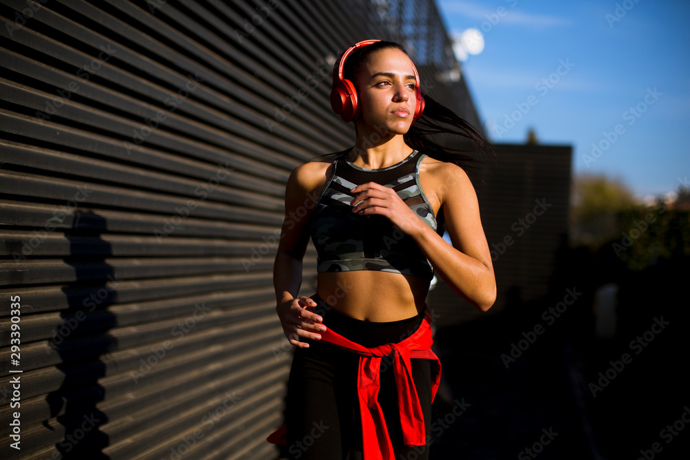 © BGStock72 - Young slim woman jogging in the dusk