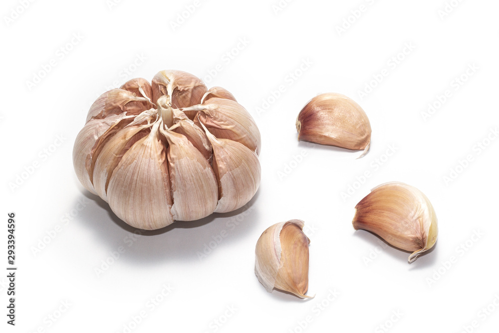Fototapeta premium Raw garlic on white background