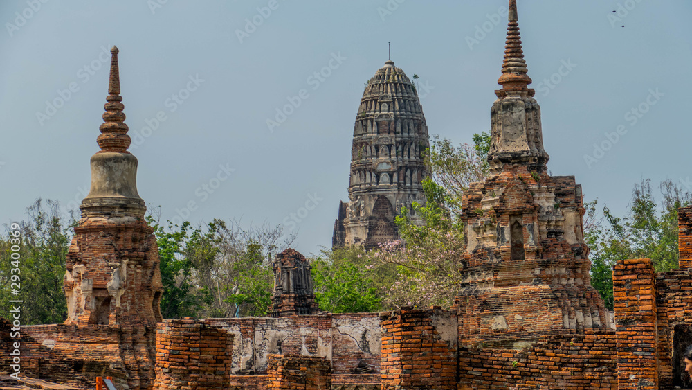 Fototapeta premium Walking through the ruins city in Thailand