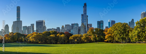 Fotografiet Morning panoramic view of the Central Park Sheep Meadow in Fall