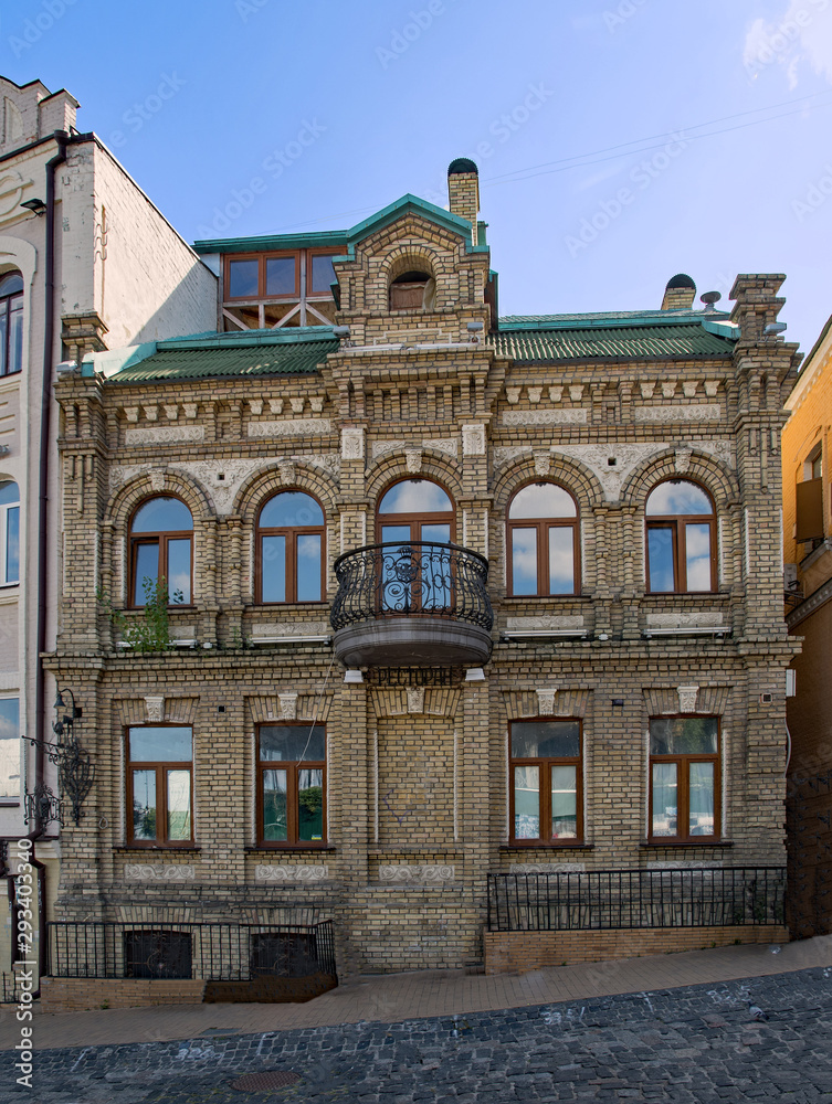 Altes Haus in der Altstadt von Podil, einem Stadtteil von Kiew in der Ukraine 
