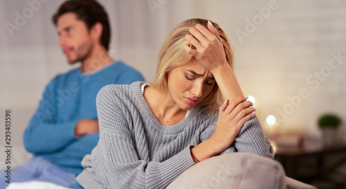 Foto Depressed Wife Sitting Next To Indifferent Husband At Home, Panorama