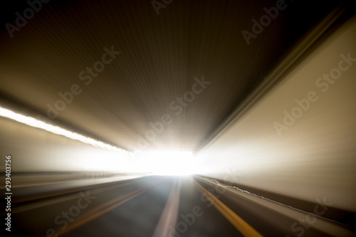 verzerrter dunkler Tunnelblick mit Licht am Ende