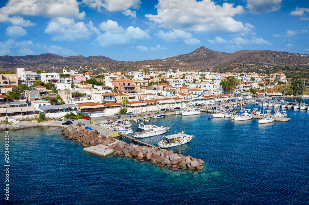 Die kleine Hafen von Perdika, Ausflugsziel für Touristen und Segler auf der Insel Ägina, Saronischer Golf, Griechenland