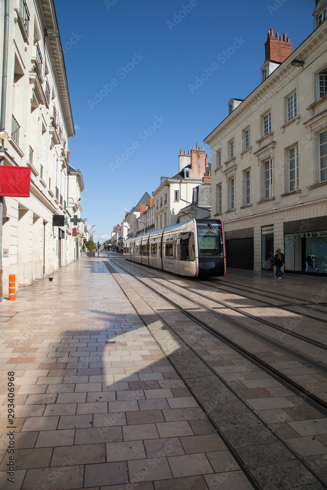 Tramway circulant dans une rue de Tours