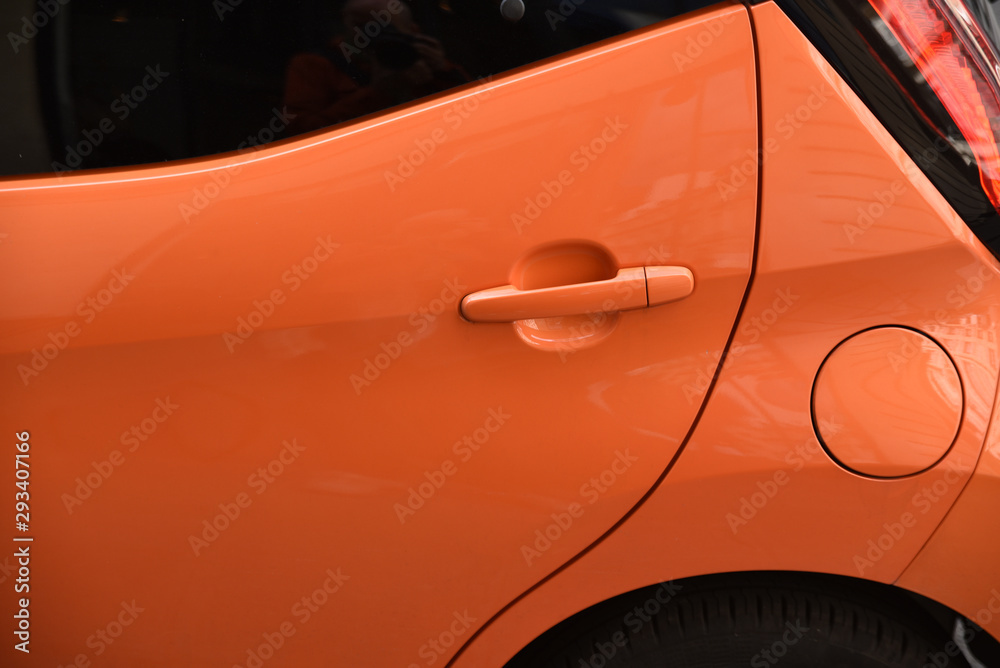 Porte de voiture orange