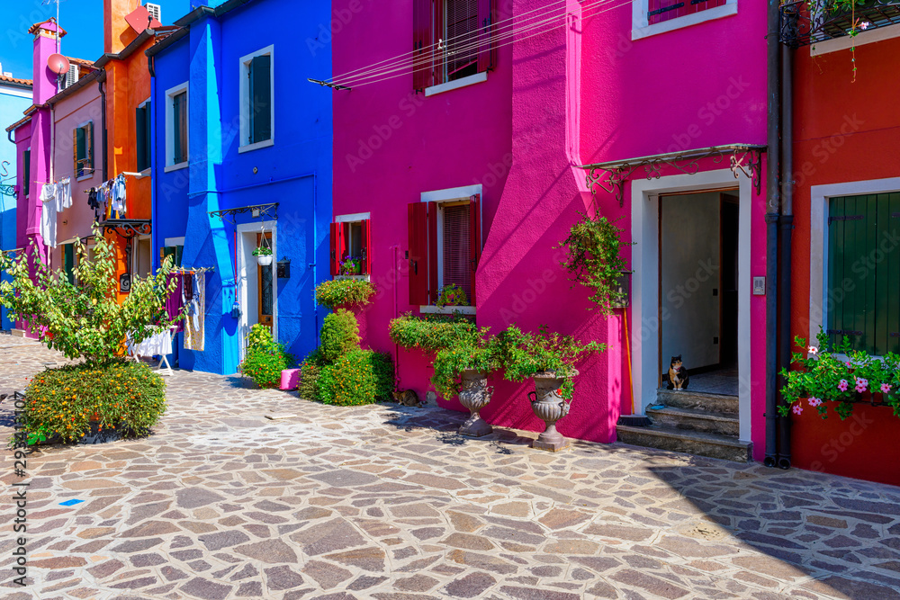 Naklejka premium Ulica z kolorowymi budynkami na wyspie Burano, Wenecja, Włochy. Architektura i zabytki Wenecji, pocztówka Wenecji
