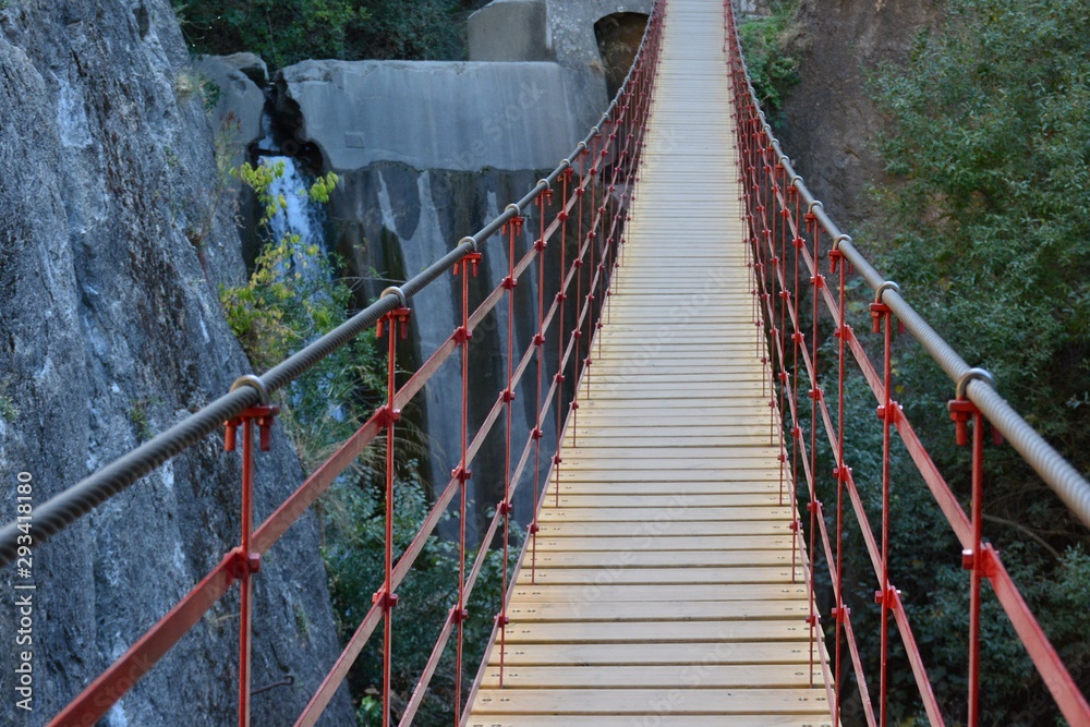 Puente colgante de hierro y madera, cruzando un barranco Puente colgante de hierro y madera, cruzando un barranco