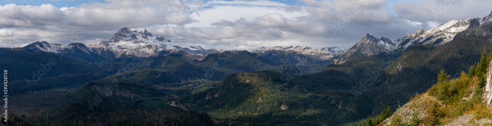 Obraz premium Beautiful Panoramic View of Canadian Mountain Landscape during a colorful and vibrant evening in Fall Season. Taken on a trail to Watersprite Lake near Squamish, North of Vancouver, BC, Canada.
