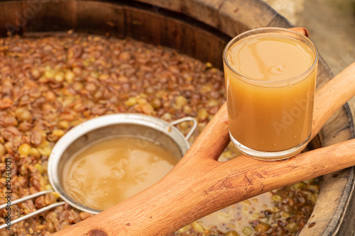 Εκτύπωση καμβά Wine fermentation in procces