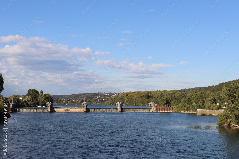 Barrage de Couzon au Mont d'Or sur la rivière Saône au nord de Lyon - France