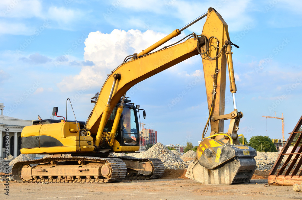 Excavator with crusher bucket for crushing concrete. Construction waste recycling for construction mix. Sifting and grinding bucket for the separation of concrete into fractions of higher quality. Excavator with crusher bucket for crushing concrete. Construction waste recycling for construction mix. Sifting and grinding bucket for the separation of concrete into fractions of higher quality.