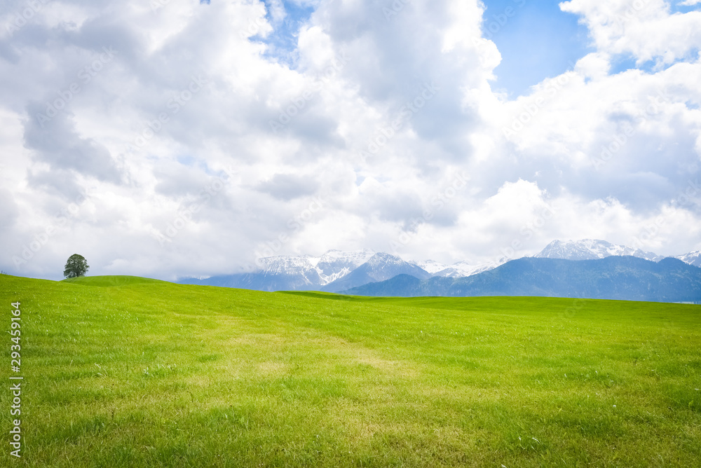 Tiefhängende Wolken in der bayrischen Bergwelt