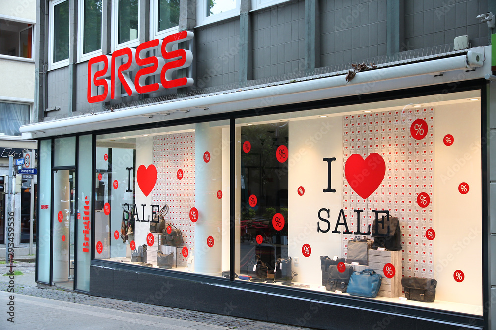DORTMUND, GERMANY - JULY 16: Bree store on July 16, 2012 in Dortmund,  Germany. Bree specializes in handbags, exists since 1970 and had about 700  stores worldwide as of 2012. Stock 사진 | Adobe Stock