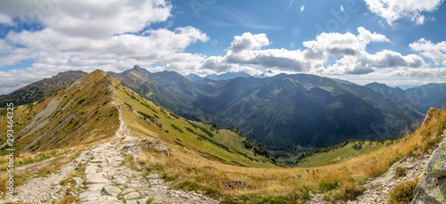 krajobraz górski, panorama tatry. Widok na szczyty