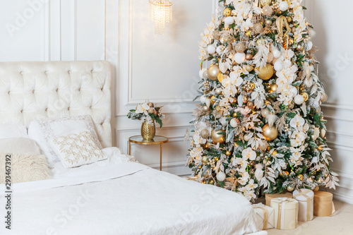 Fotografía Classic christmas New Year decorated interior room New year tree