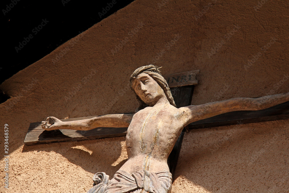 Crocifisso ligneo all'ingresso del Santuario di San Romedio in Val di