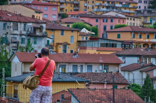 photographe coloré devant des maisons colorées en italie