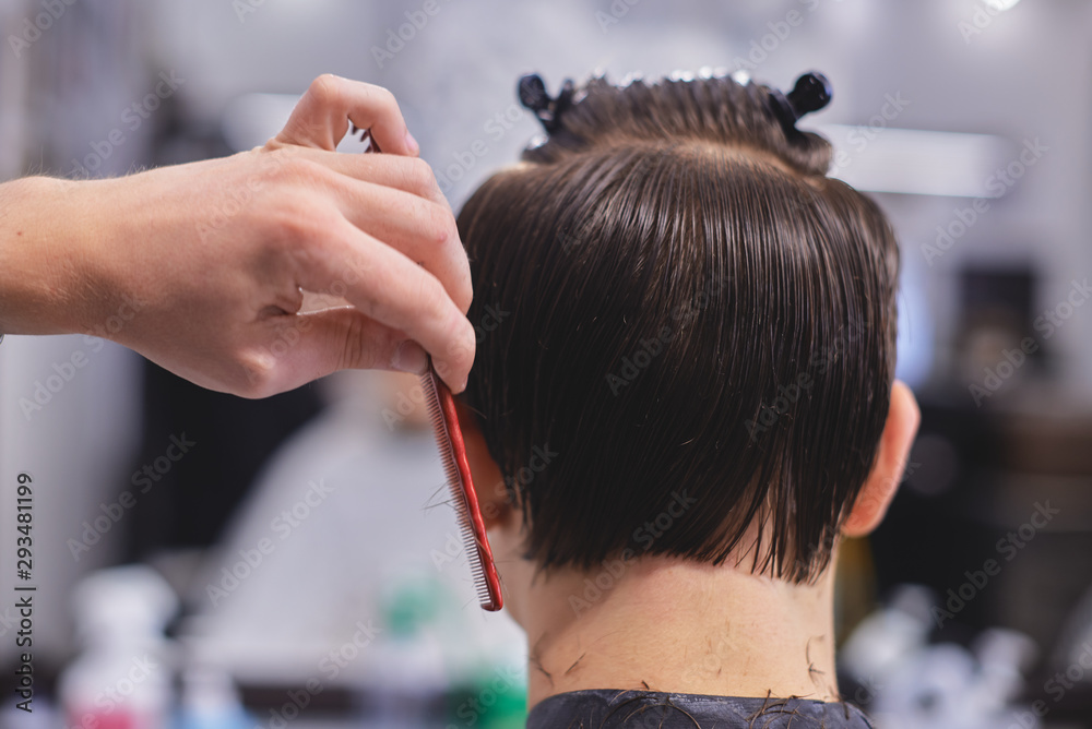 Naklejka premium Man haircut in barbershop