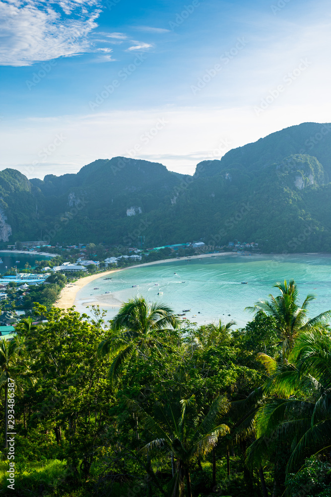 Obraz premium beautiful bay view on phi phi don viewpoint thailand