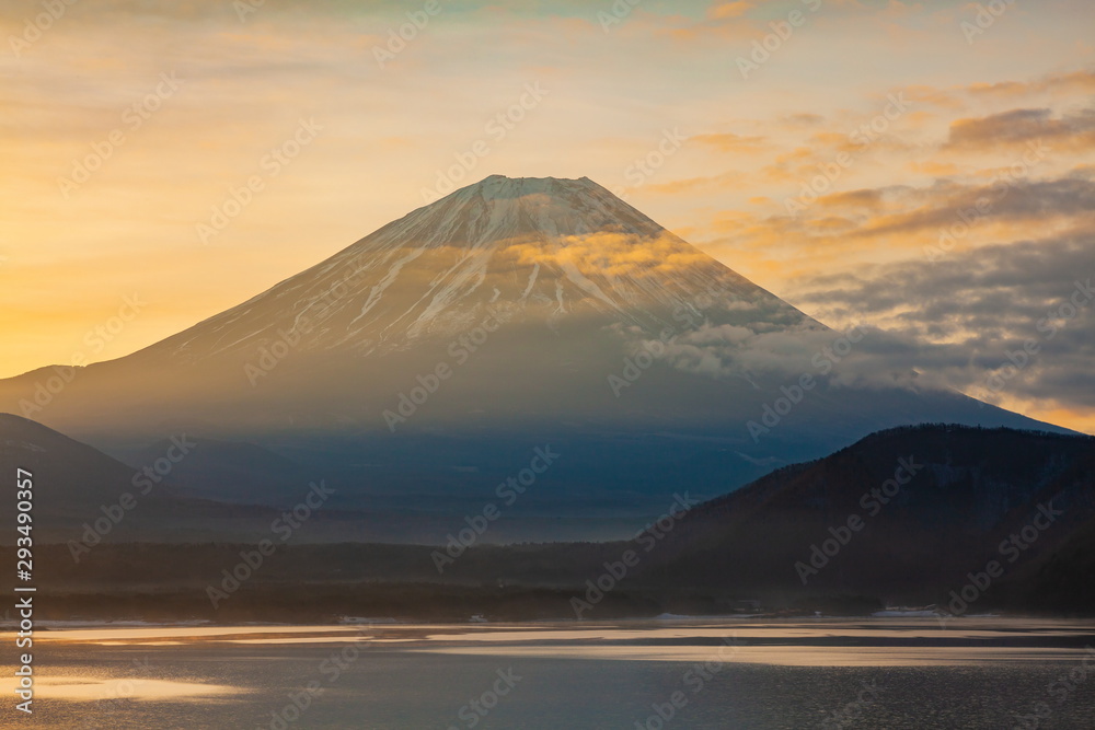 夜明けの富士山、山梨県本栖湖にて