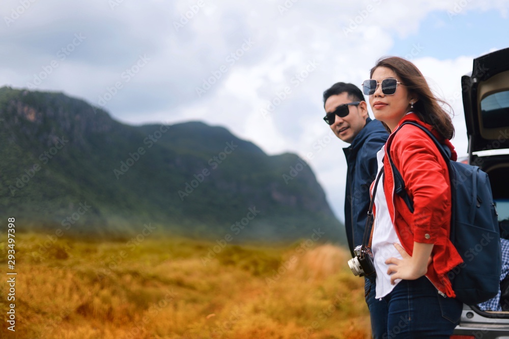 Naklejka premium man and woman hiking in mountains