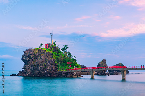 新潟県上越市　能生海岸にある弁天島