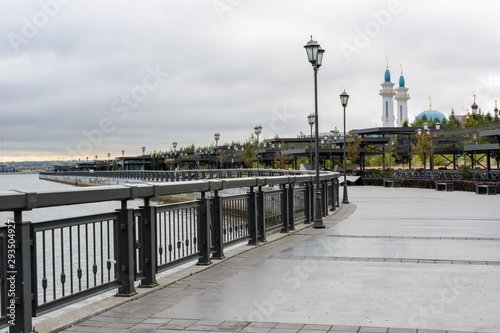 Fotografija Kremlin Embankment in Kazan in cloudy day
