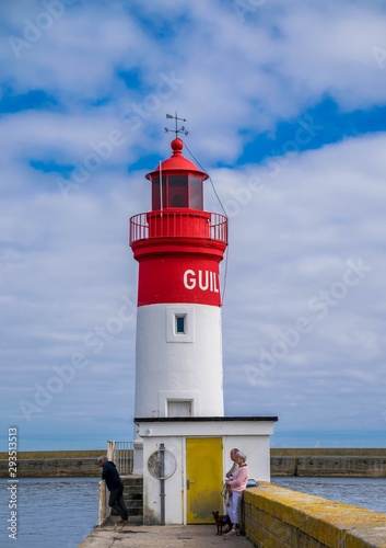 Phare du port de Guilvinec, Finistère, Bretagne, France.