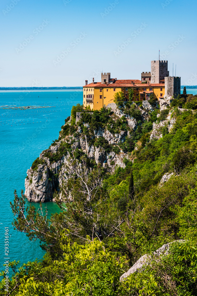 Naklejka premium Gulf of Trieste. High cliffs Between boats, karst rocks and ancient castles. Duino. Italy