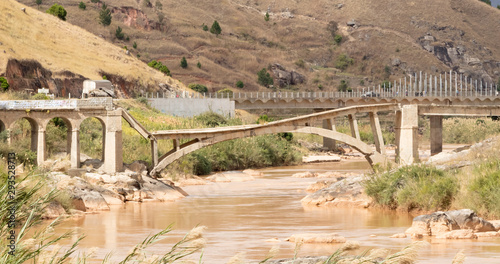 Fotografia Collapsed bridge on Madagascar