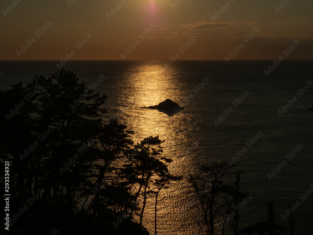 南伊豆のあいあい岬の沖合に沈む太陽と海に伸びる光の筋 9月 Stock Photo Adobe Stock
