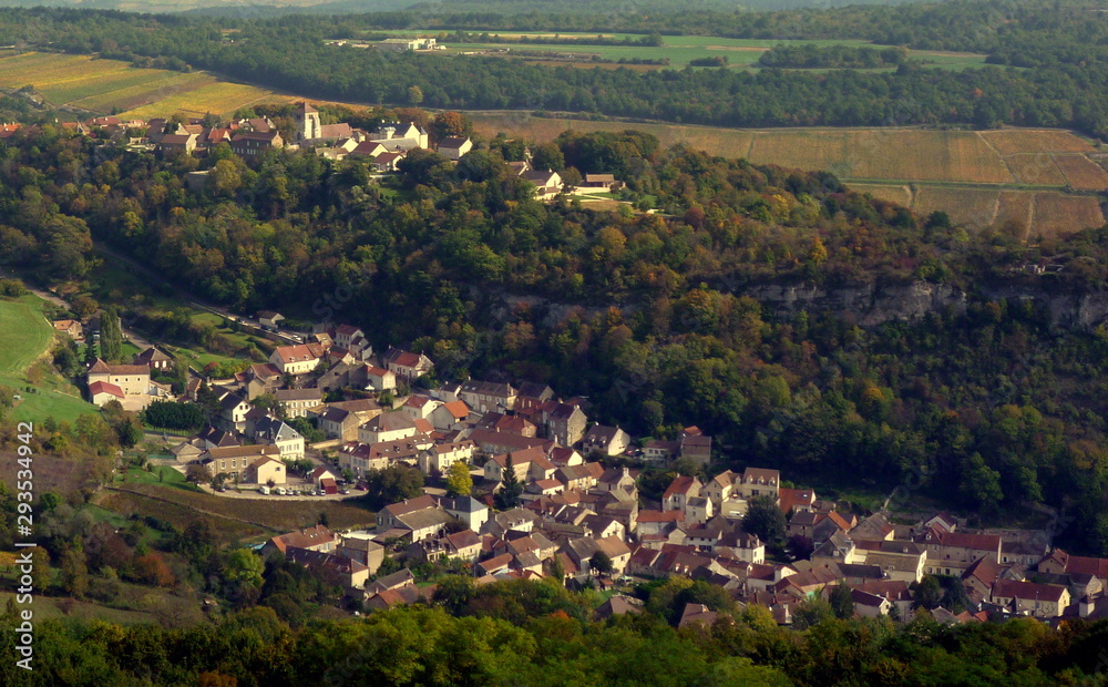 Fototapeta premium saint-romain en Bourgogne en automne. paysage bourguignon . côte-d'or en automne vigne automnal