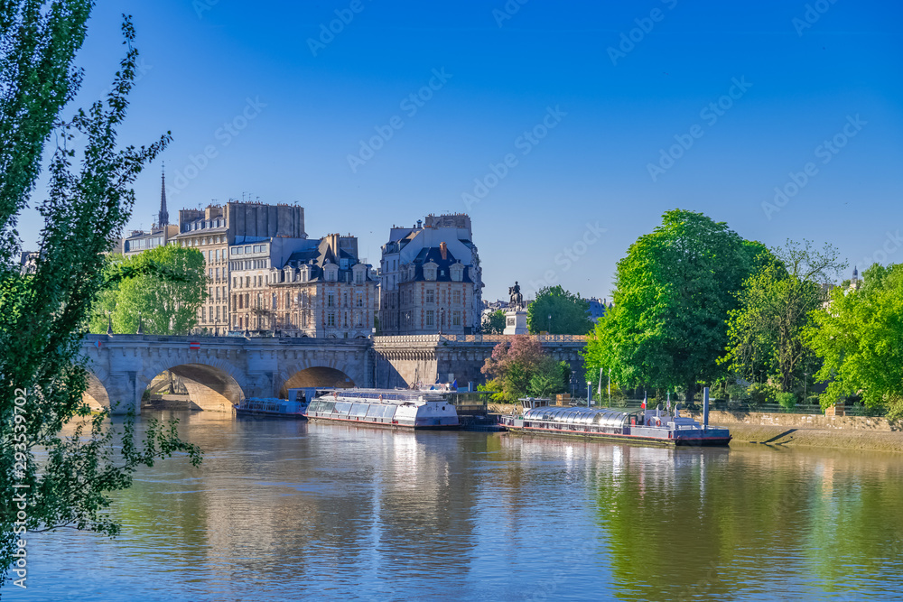      Paris, view of the Pont-Neuf and the ile de la Cité, with houseboats and beautiful facades