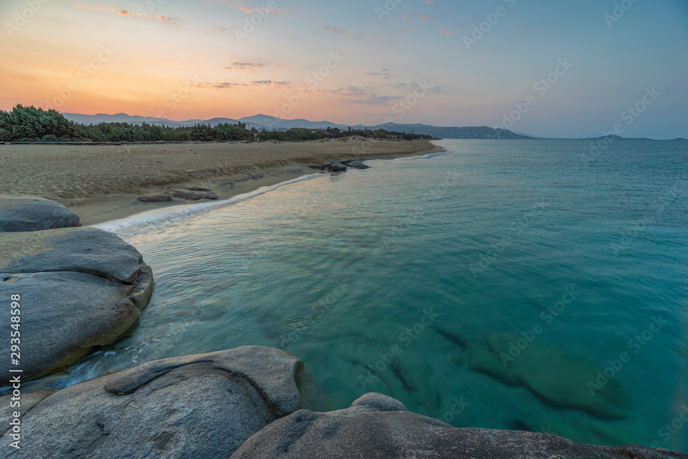 Fototapeta premium La spiaggia di Agia Anna alle prime luci del mattino, isola di Naxos GR 