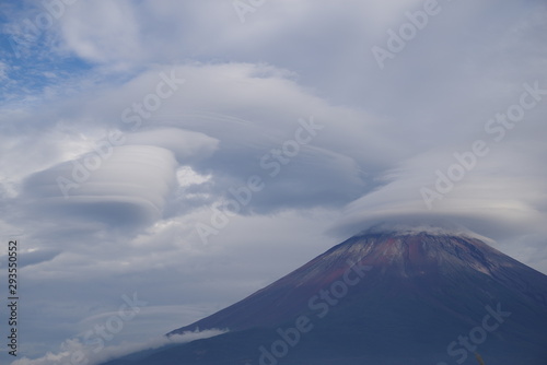 雪なし富士山 傘雲・吊り雲あり