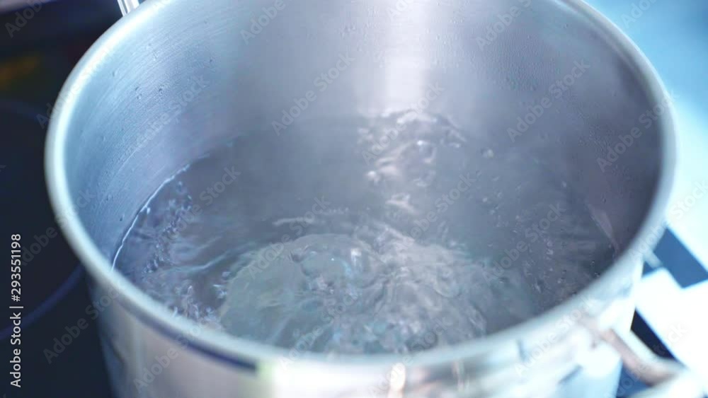 沸騰するお湯 キッチン 沸騰するお湯 キッチン