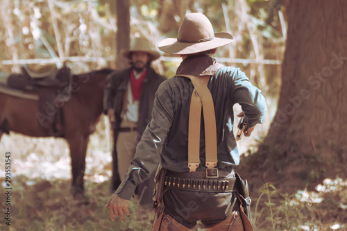 Cuadro en lienzo cowboy with gun prepares to gunfight.
