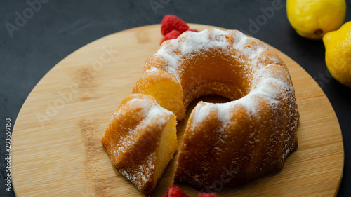 Ciasto, babka z cukrem pudrem. Zbliżenie, ciemne tło. photo