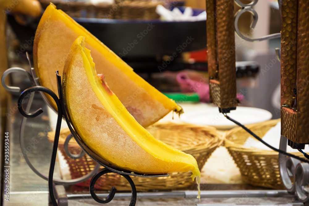 Φωτογραφία Raclette (traditional melted cheese dish) stall at Christmas market in Paris