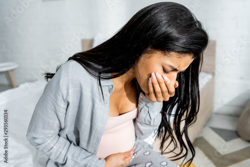 Fotografía pregnant african american woman having toxicosis vomit in apartment