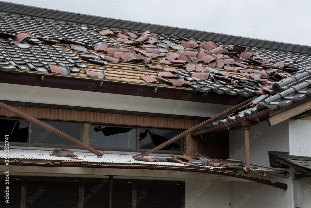 台風被害を受けた瓦屋根stock Photo Adobe Stock