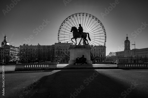 La place Bellecour de Lyon au petit matin, la grande roue et la statue de Louis XIV