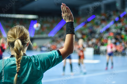 Foto Handball referee gives signal playing for time during handball match