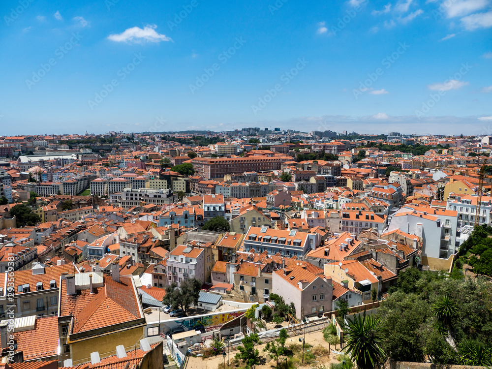 Blick vom Miradouro da graça auf die Altstadt von Lissabon, Lissabon, Portugal , Jul 2017