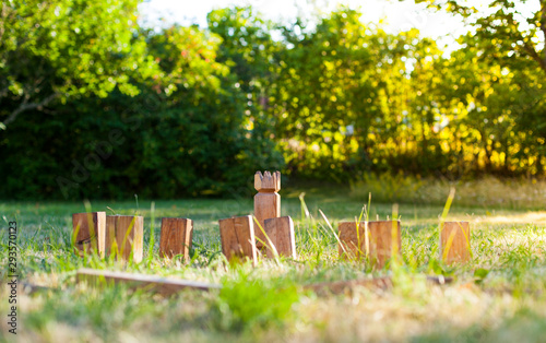 Wikingerschach (Kubb) aus Holz in Garten aufgestellt. Wooden Kubb sticks in garden.