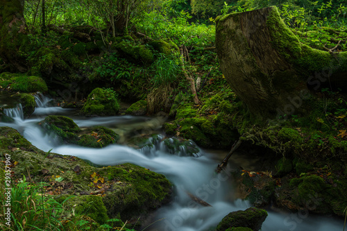 Fluss mit seidigem Wasser