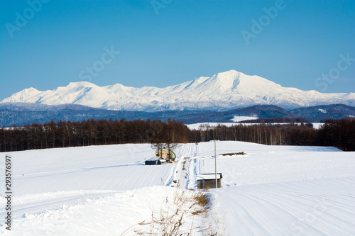 積雪の畑作地帯と山並み　大雪山