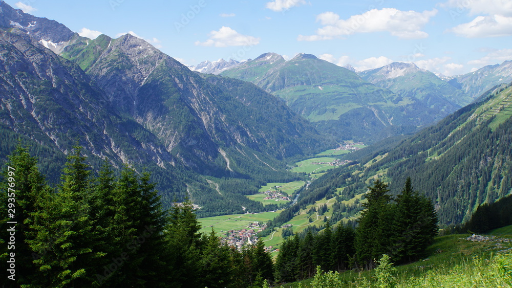 Die Lechtaler Alpen und das Lechtal in Tirol, Österreich