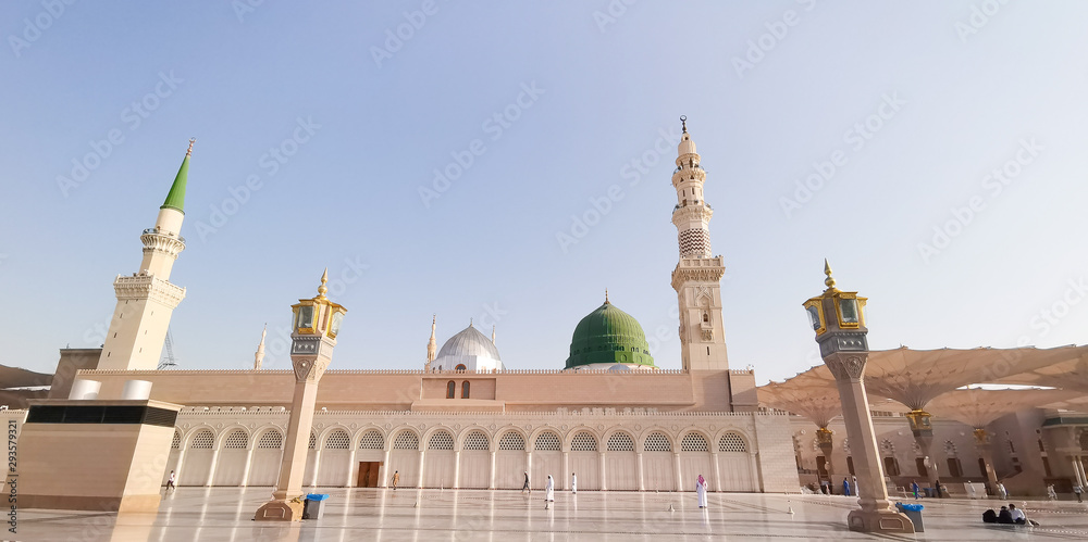 Φωτογραφία Medina, Saudi Arabia - March 22, 2018 : Exterior view of Nabawi Mosque (Prophet Mosque) building in Medina